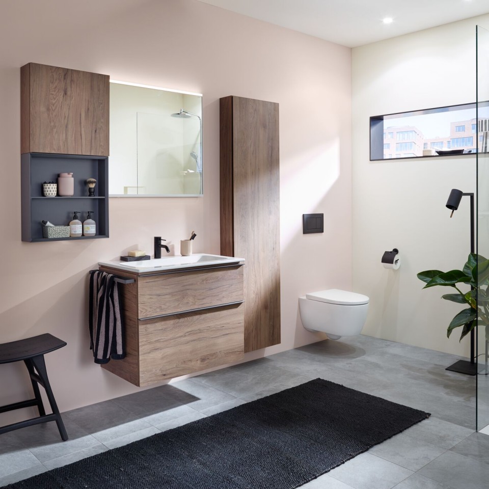 Casas de banho Geberit iCon com sanita, lavatório e móveis de casa de banho