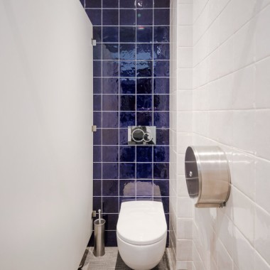 Casa de banho com sanita suspensa e placa Geberit Sigma01