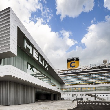 Navio de cruzeiro atracado no Helix Cruise Center